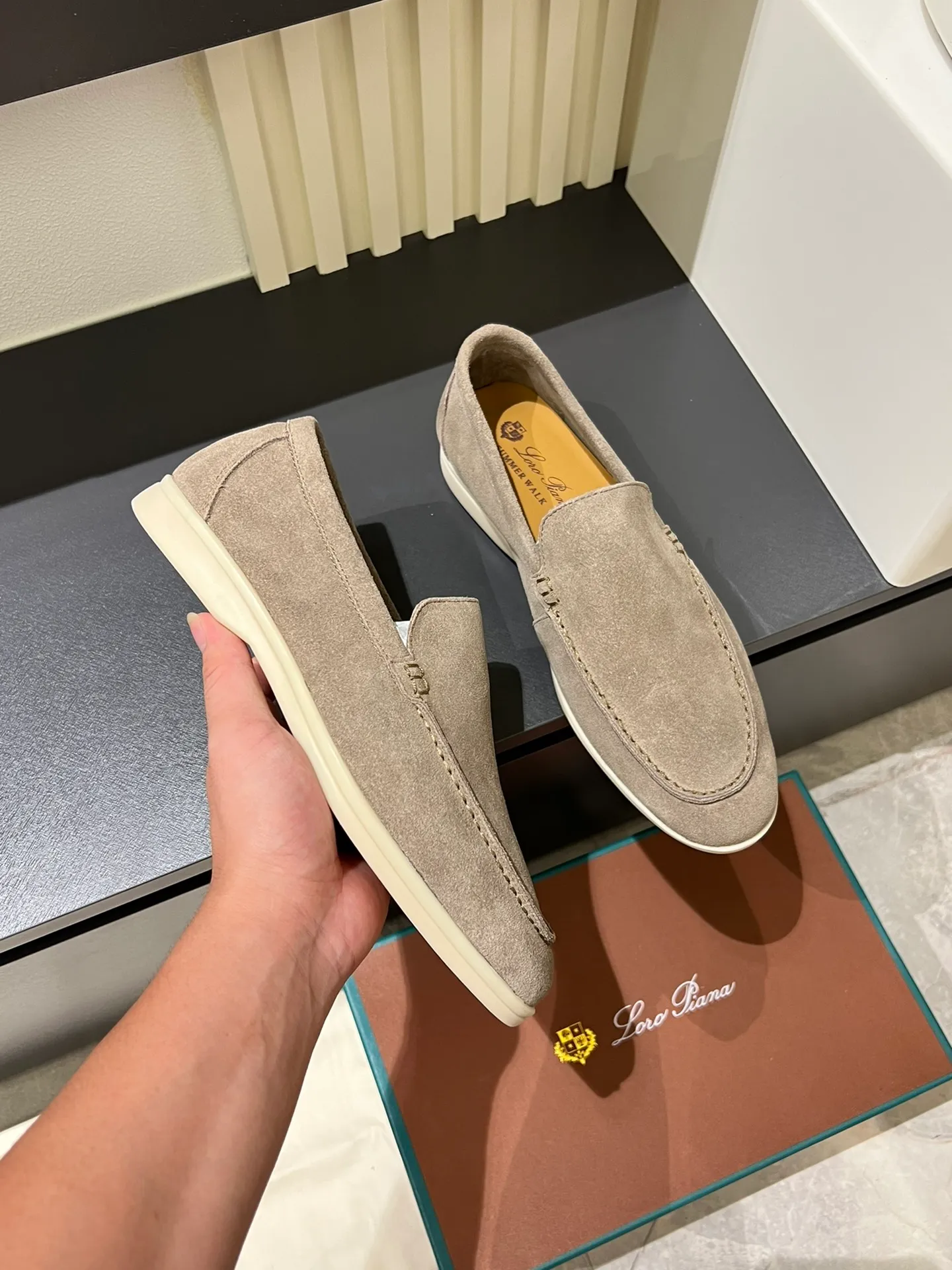 Men's shoes 💰p360 "Loro men's shoes 💰pian'*" Classic L men's shoes for couples 💰p Top version British flat loafers, a must-have item in old money style, the minimalist design is eye-catching and durable, a plus point for dressing The soft foot feel and texture are outstanding. They don’t scratch your feet and are very nice. They are matched with soft and waxy soles. They can be worn daily for a long time without getting tired. They are easy to wear, versatile and classic items, with perfect foot feel and texture! Imported cashmere fabric, the lining is made of imported A-grade water-dyed cow lining, the top version of the genuine leather midsole is sewn with pure handmade mark thread! Size: Female 35-40 (34. Customized) Male 38-44 (45.46. Customized)